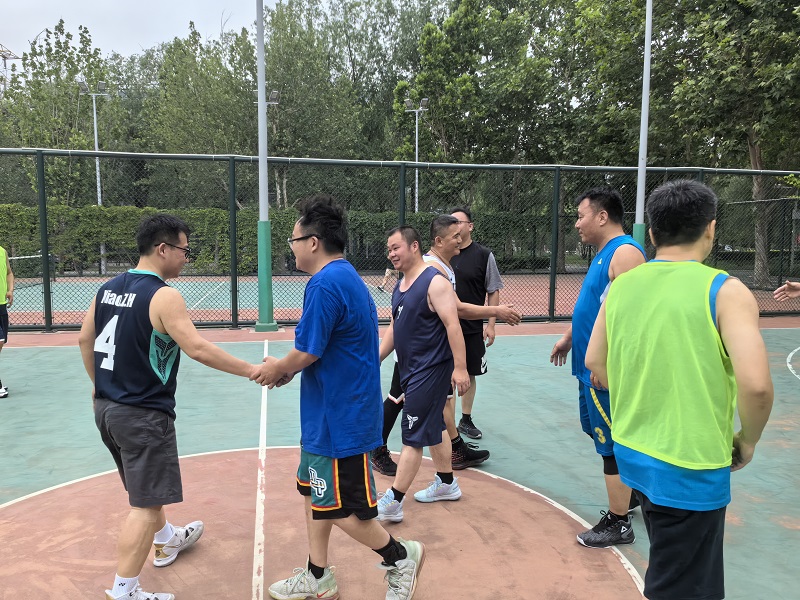 比赛结束后，双方球员相互握手，展现了体育精神和友谊。此次友谊赛不仅丰富了学员们的课余生活，还为72-11中青班与网络学院之间搭建了良好的沟通和交流平台。（撰稿：学员、四川商务职业技术学院旅游管理系主任 张莉；审稿：学员、吉林铁道职业技术学院党委委员、宣传统战部部长 盛继前；分班主任、教育行政教研部 石君齐）